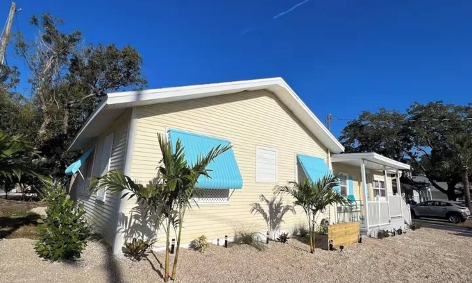 Downtown Dunedin Cabaña | Charming 3-bedroom/2-bath Cottage with Hot Tub Downtown Dunedin