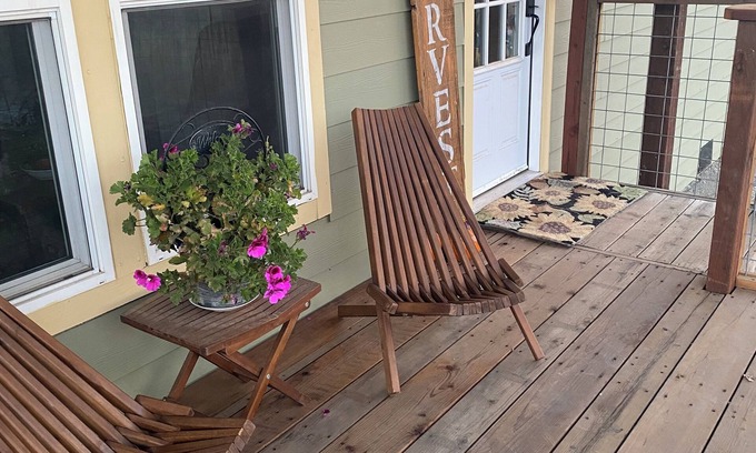 California Wine Country Cabaña | Charming 3-bedroom 2 bath cottage with vinyard views in welcoming Hopland