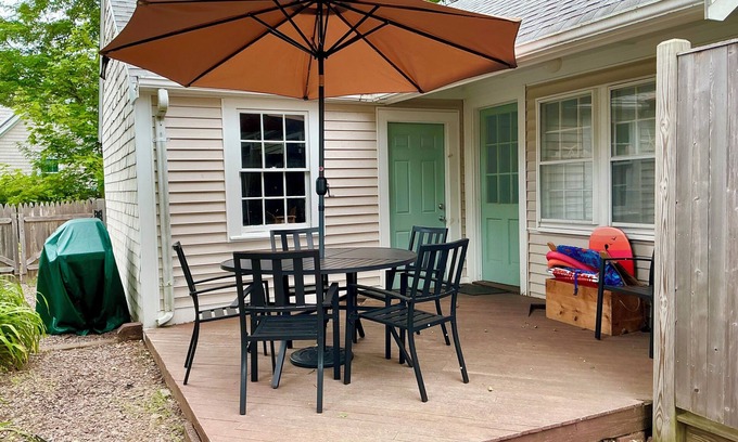 West Hyannisport Casa | CHARMING 3 BEDROOM, 2 BATH, PET FRIENDLY HOUSE-A/C-BEACH PASS INCLUDED