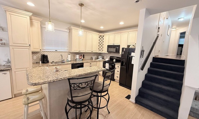 Gold Coast Condominio | Charming 3-bedroom 2 bath , 1st floor condo on 23rd & Asbury