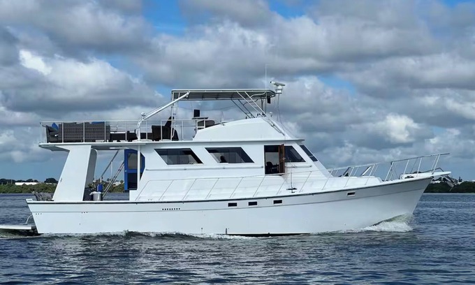 Tropic Alquiler De Eote | Charming 3-bedroom 60' Yacht - Scenic Harbor
