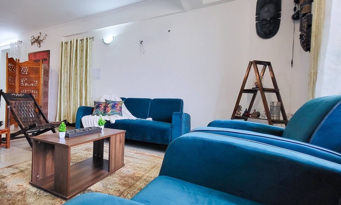 Vasant Kunj Apartamento | Charming 3-bedroom apartment with WiFi, AC in vibrant New Delhi