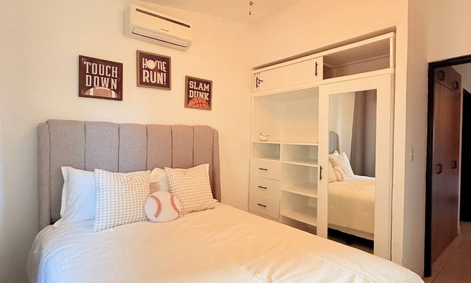 Ticuantepe Casa | Charming 3-bedroom Black & White house in peaceful Ticuantepe with AC