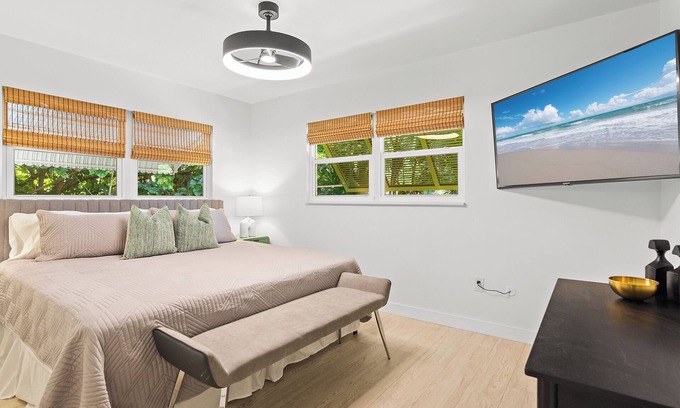 Rock Ridge Casa | Charming 3-bedroom Beach Chalet -Renovated/Elegantly furnished by Local Designer