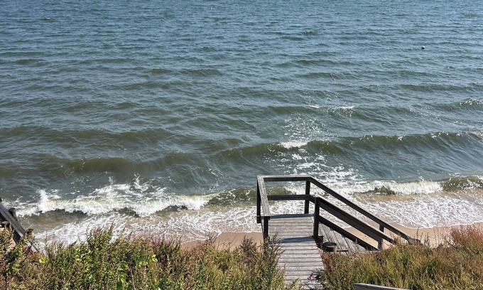 Laurel Casa | Charming 3-bedroom bay front home totally renovated jacuzzi, fireplace & sunroom