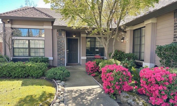 Folsom Casa | Charming 3-bedroom bungalow with WiFi and AC in delightful Folsom