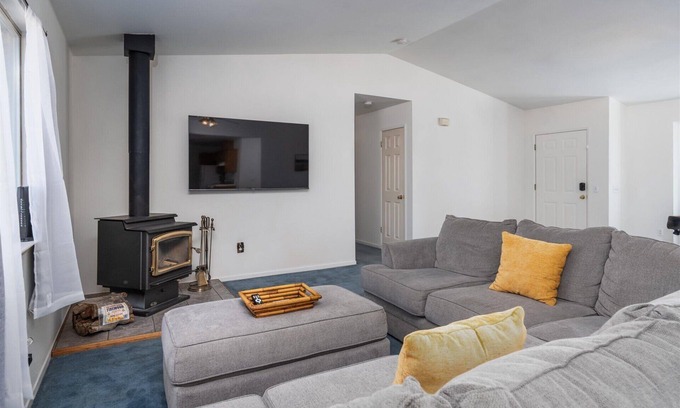 Coarsegold Cabina | Charming 3-bedroom cabin near Yosemite w/ WiFi and Pool Table