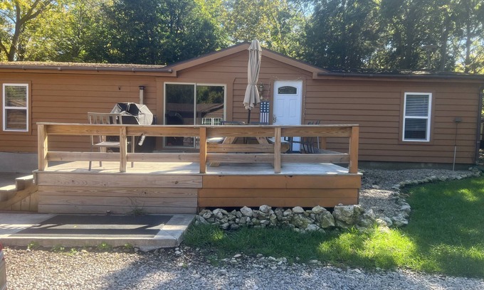 Put-in-Bay Cabina | Charming 3-bedroom cabin sleeps 10 Full Linens Provided