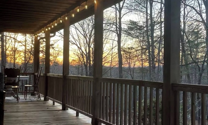 Dahlonega Cabina | Charming 3-bedroom cabin that’s family friendly with WiFi in Dahlonega
