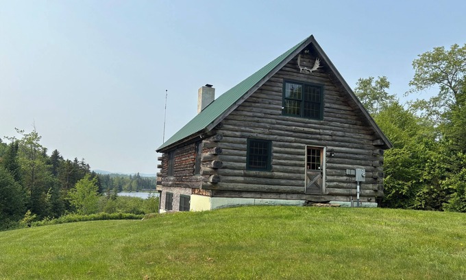 Woodford Cabina | Charming 3-bedroom cabin in Woodford private with mountain and pond view