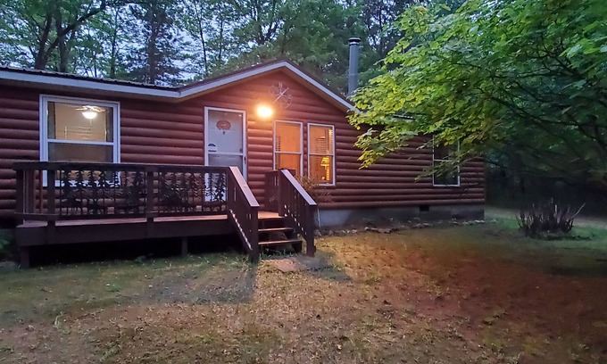 Crivitz Cabina | Charming 3-bedroom cabin in lovely Crooked Lake with AC, WiFi, ATV Trails