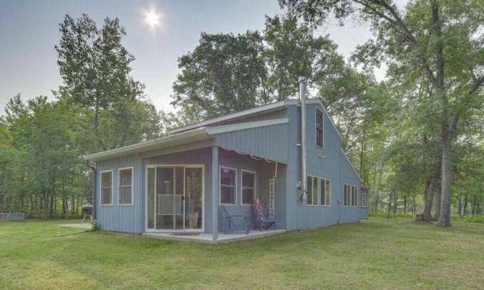 Webster Cabina | Charming 3-bedroom cabin with AC and WiFi in tranquil Webster