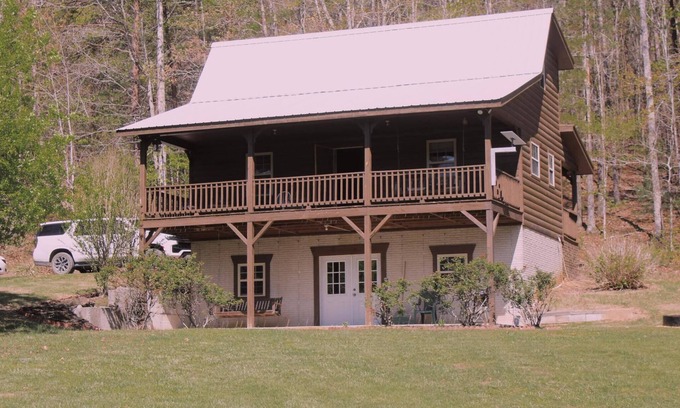 Cisco Cabina | Charming 3-bedroom cabin with AC, WiFi in brilliant Cisco Ga.