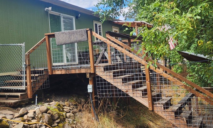 Glide Cabina | Charming 3-bedroom cabin on Little River near 8 picturesque water falls