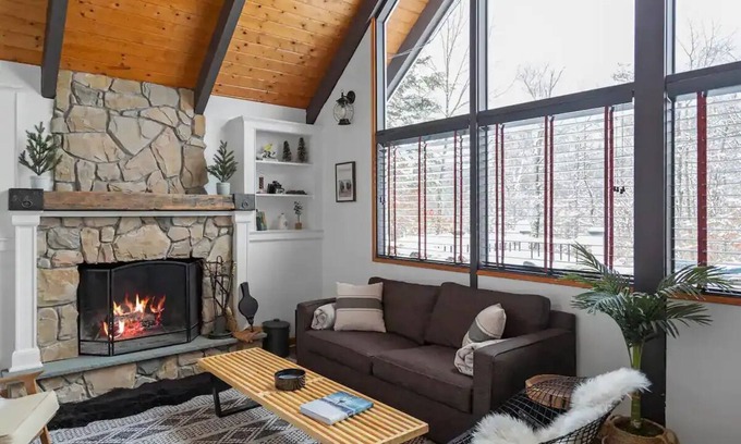 Stratton and Bromley Ski Areas Chalet De Esquí | Charming 3-bedroom chalet with AC and WiFi in peaceful Winhall