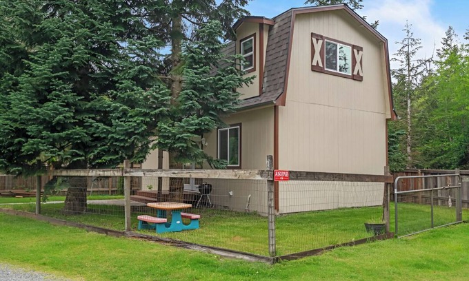 Enumclaw Cabaña | Charming 3-bedroom cottage in serene Enumclaw with AC