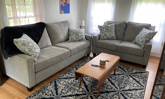 East Corinth Cabaña | Charming 3-bedroom cottage in Hampden with AC, WiFi