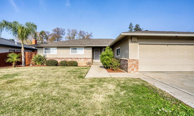 Raisin Casa | Charming 3-bedroom + Den house with AC and WiFi in awesome North Fresno.