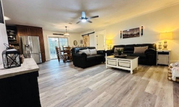Graceville Otro | Charming 3-bedroom farmhouse in Graceville with AC, WiFi