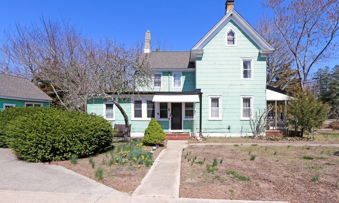 Ocean View Otro | Charming 3-bedroom farmhouse with AC, WiFi, 5 minutes to Sea Isle Beaches!