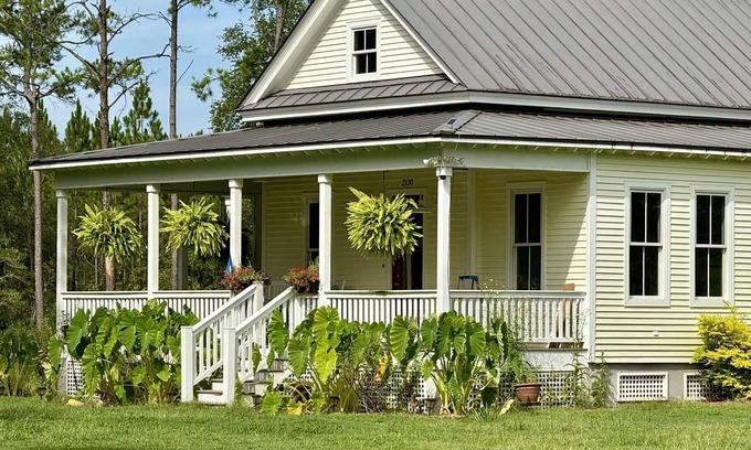 Eden Otro | Charming 3-bedroom farmhouse, w/fire pit, game room and outdoor space in Guyton