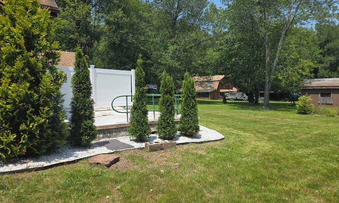 Maple Hill Casa | Charming 3-bedroom house with wishing well,WiFi and AC in Bloomfield