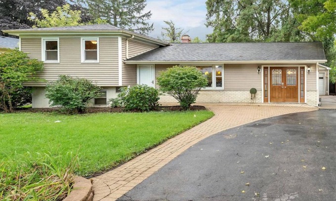 Fox Valley Casa | Charming 3-bedroom house with fence yard, WiFi, and in a great location.