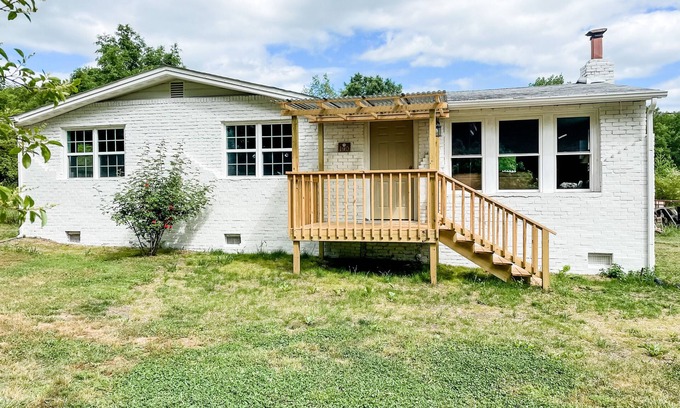Honea Path Casa | Charming 3-bedroom house with WiFi, AC, private backyard in tranquil Honea Path