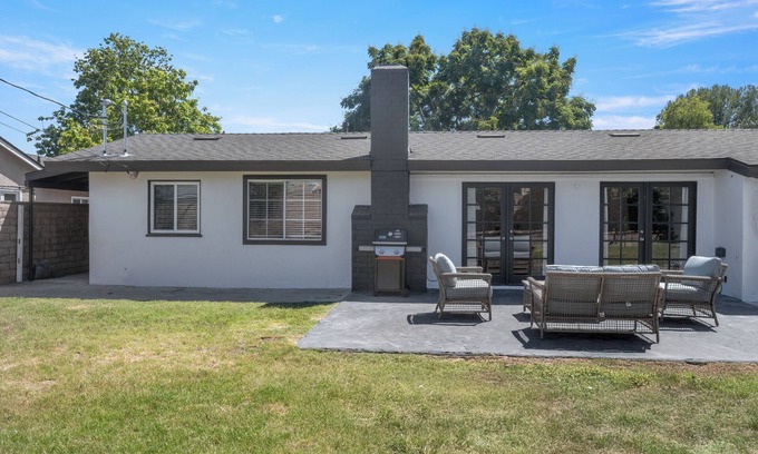 Canoga Park Casa | Charming 3-bedroom house in marvelous Los Angeles with AC