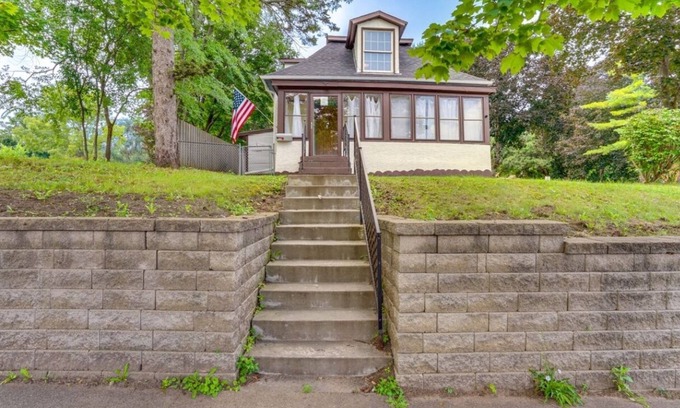 West Side Casa | Charming 3-bedroom house in welcoming Saint Paul with AC, WiFi