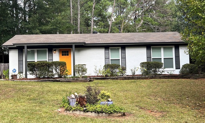 Snellville Casa | Charming 3-Bedroom Home in Lovely Snellville - Pet Friendly Big Fenced Yard!