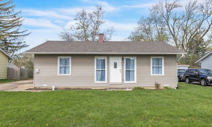 Streamwood Casa | Charming 3-bedroom house in Streamwood with AC, WiFi
