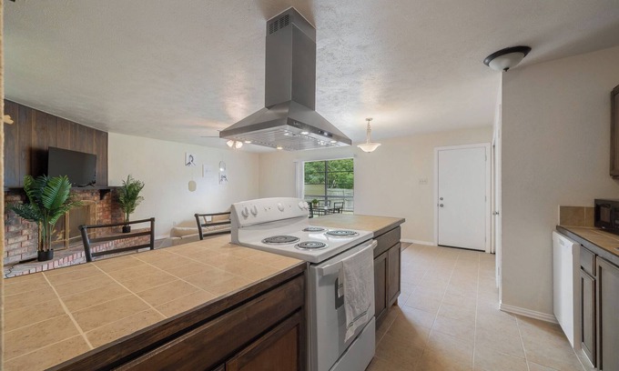 The Colony Casa | Charming 3-bedroom house in pleasant The Colony with WiFi, AC
