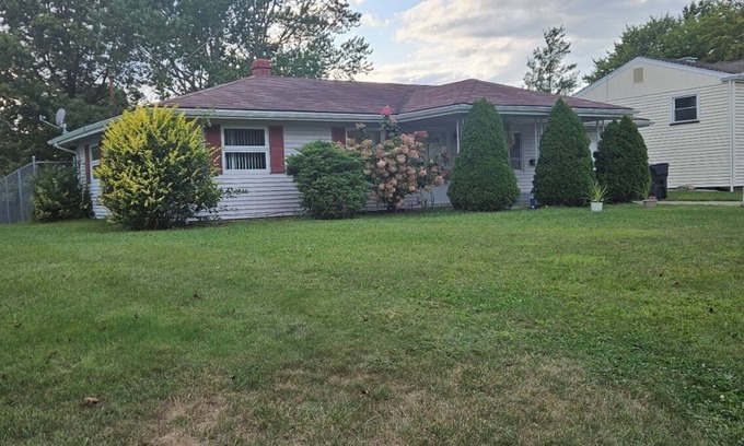 Austintown Casa | Charming 3-bedroom house in Austintown. Great location. Clean &freshly painted.