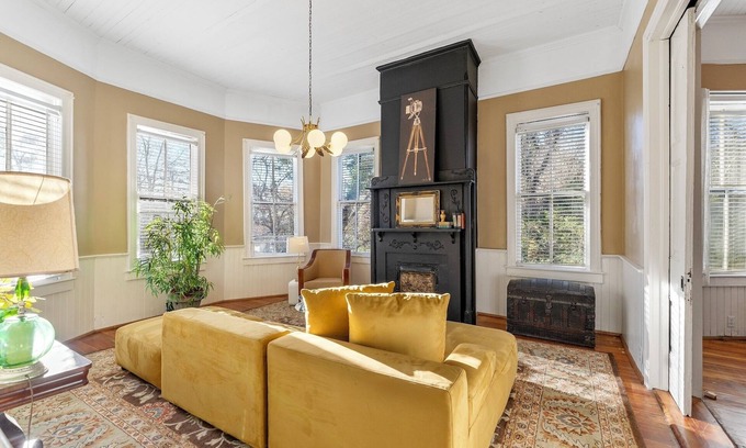Abbeville Casa | Charming 3-bedroom historic 1888 cottage located in downtown Abbeville