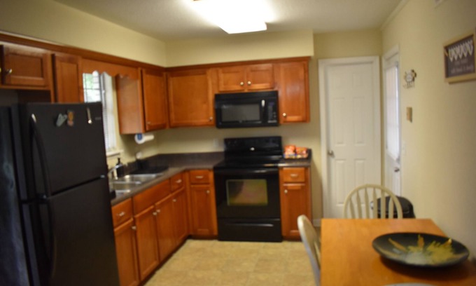 Country Club Estates Casa | Charming 3-bedroom house with AC and WiFi in Brunswick. Two night minimum stay.
