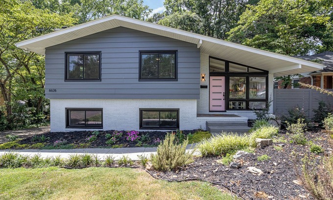 Starmount Casa | Charming 3-bedroom house with spacious backyard in enjoyable Charlotte.