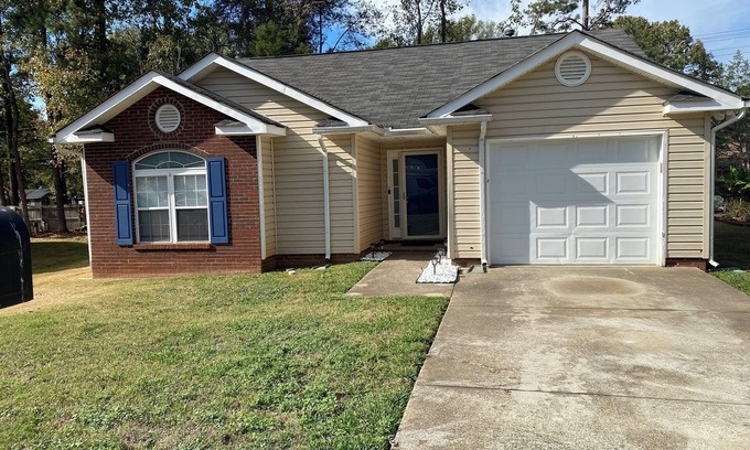 Charlotte Casa | Charming 3-bedroom house with WiFi, AC in serene Charlotte.