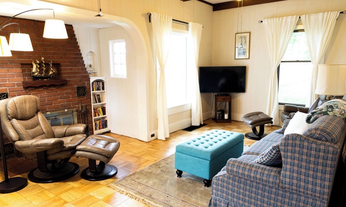 Pentwater Casa | Charming 3-bedroom house with WiFi, AC in delightful Pentwater