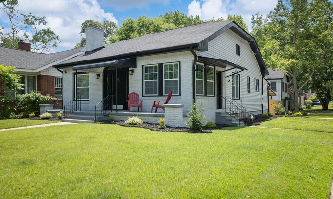 Sylvan Hills Casa | Charming 3 Bedroom Home: Only 10 mins to Airport, stadium, and downtown Atlanta.