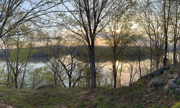 Bronston Casa | Charming 3-bedroom house overlooking Lake Cumberland.