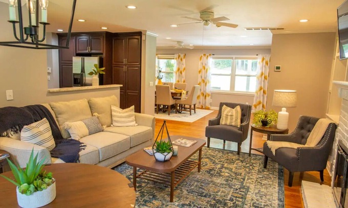 Dunwoody Casa | Charming 3-bedroom house with in-law suite in Dunwoody