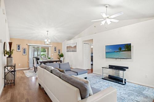 Palm Coast Casa | Charming 3-bedroom house & WiFi - Spotless Villas