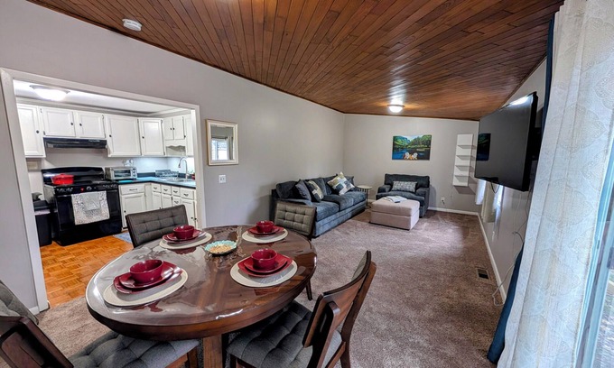 North Syracuse Casa | Charming 3-bedroom house with garage in family neighborhood.