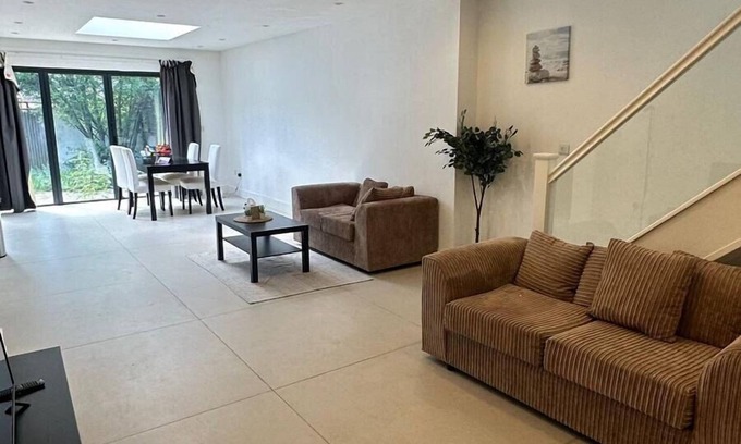 Walpole Casa | Charming 3 Bedroom House in West London