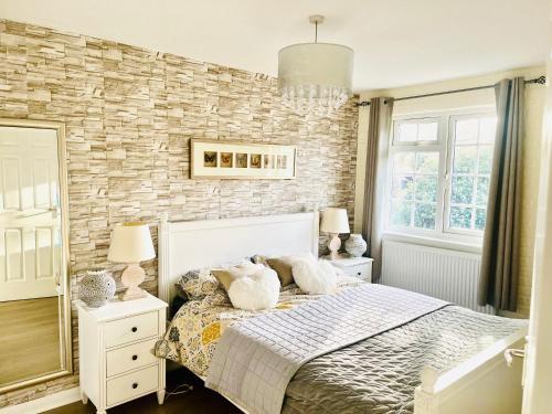Weybridge Casa | Charming 3 bedroom house with garden