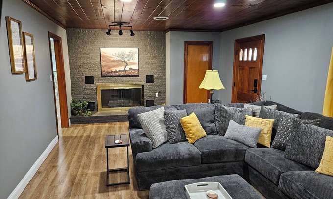 Bristol Casa | Charming 3-bedroom house with 1000sqft arcade style game room in awesome Bristol