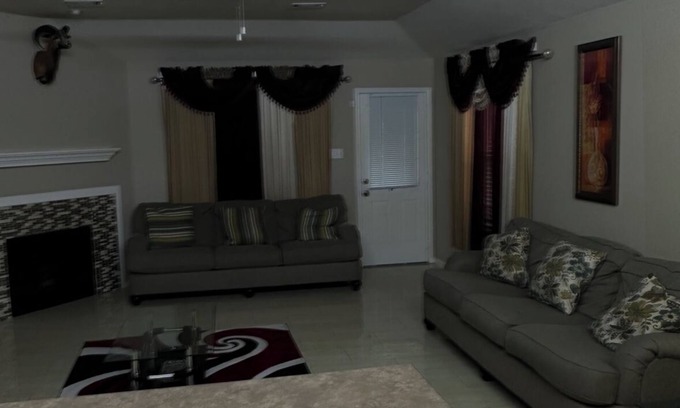 Clodine Casa | Charming 3-bedroom house in delightful Houston with WiFi, AC