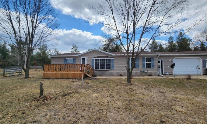 Necedah Casa | Charming 3-bedroom house with WiFi, AC in serene Necedah