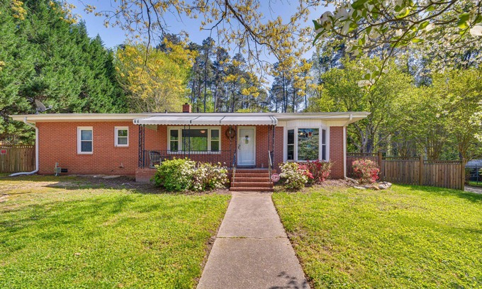 Northeast Raleigh Casa | Charming 3-bedroom house in Raleigh- Dragonfly Inn